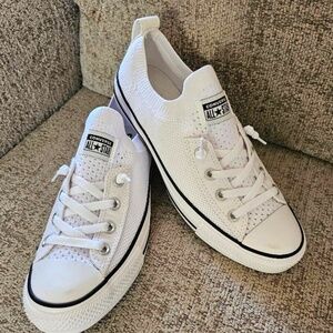 WOMENS NWOT CONVERSE SNEAKERS